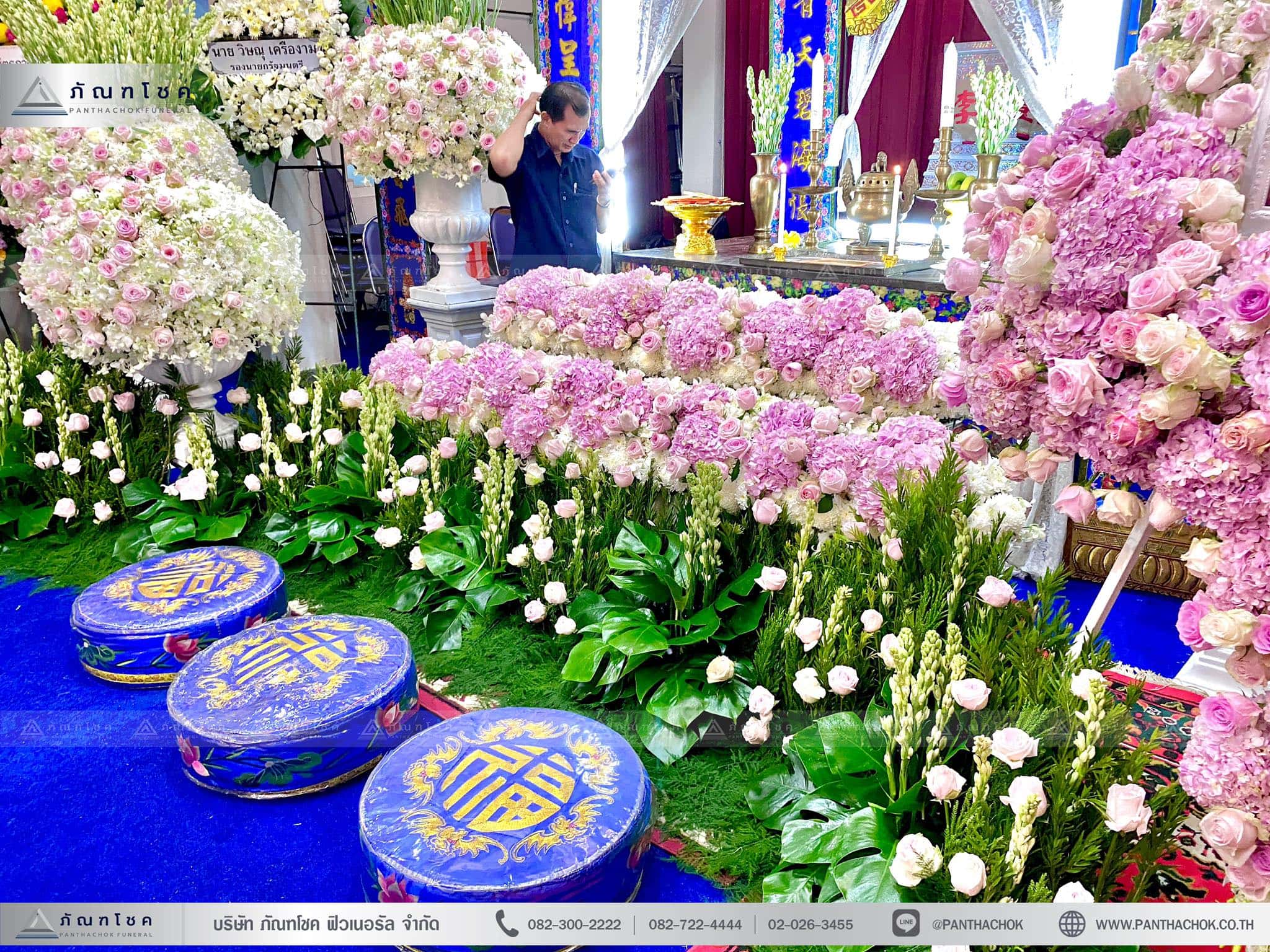 ดอกไม้หน้าศพโทนสีชมพูพร้อมหญ้าสวยงาม