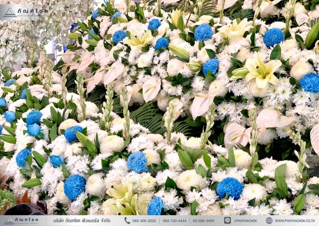 ดอกไม้งานศพสมุทรสงคราม ดอกไม้โทนสีฟ้าขาว ดอกไม้งานศพเชิงดอกไม้3ชั้น ดอกไม้ราชบุรี