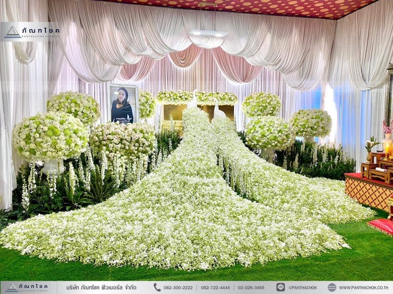 ดอกไม้ประดับหน้าหีบในชุดนกยูงที่ใหญ่ที่สุด