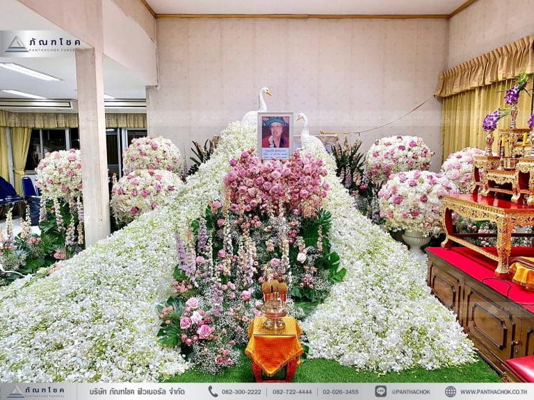 นกยูงขนาดใหญ่พิเศษประดับหน้าหีบ