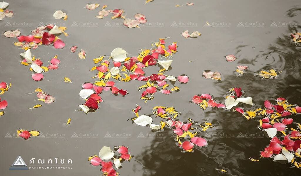 การจัดพิธีศพแบบคนไทย ลอยอังคาร ดอกไม้ ทำพิธีลอยอังคาร 