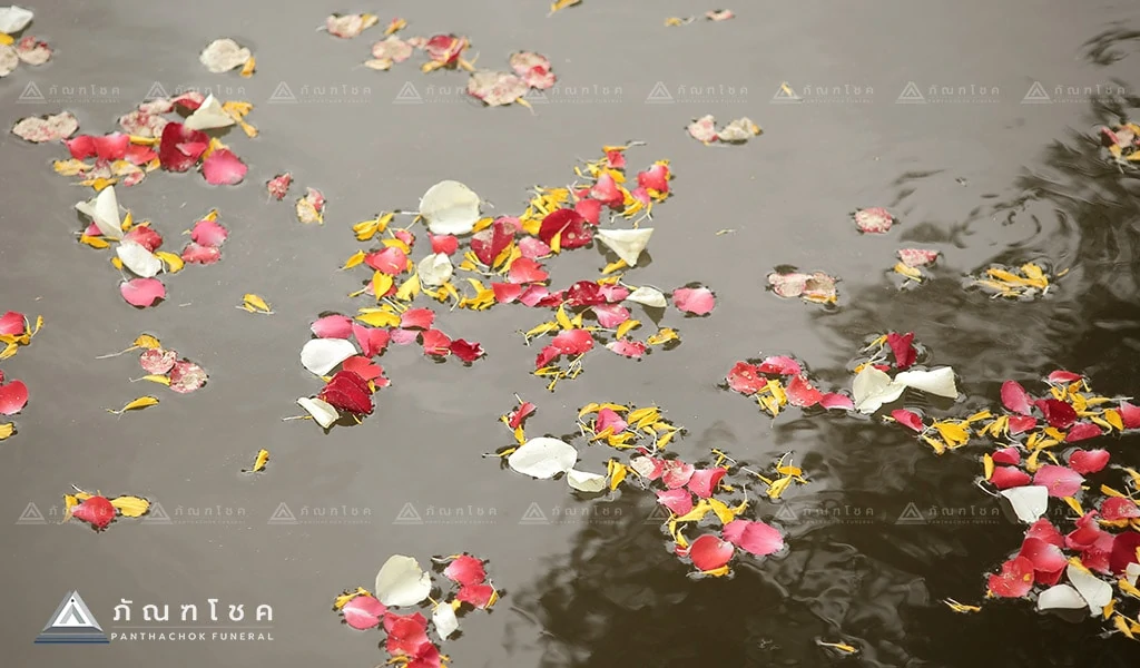 การจัดพิธีศพแบบคนไทย ลอยอังคาร ดอกไม้ ทำพิธีลอยอังคาร 