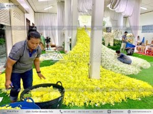 นกยูงงานศพ วัดไทร นครปฐม คู่นกยูงหน้าศพ จัดงานศพอลังการ ดอกไม้หน้าศพสวยงามอลังการ