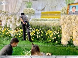 นกยูงงานศพ วัดไทร นครปฐม พุ่มดอกไม้สดสวยๆ จัดสวนดอกไม้หน้าโลงศพ จัดสวนดอกไม้สดงานศพ แพดอกไม้สดขนาดใหญ่อลังการ พุ่มกลมดอกไม้หน้าศพ