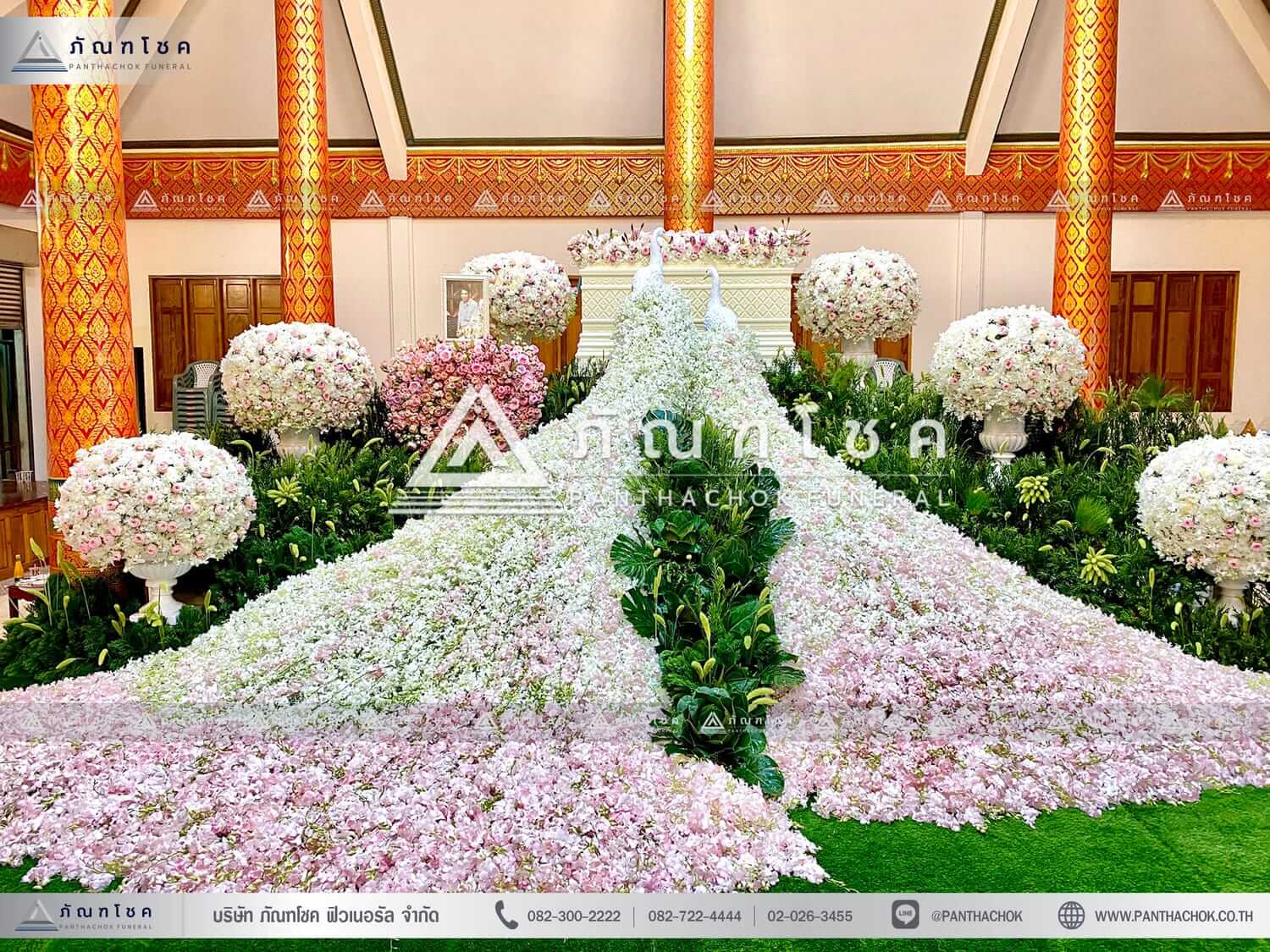 ดอกไม้งานศพประดับนกยูง