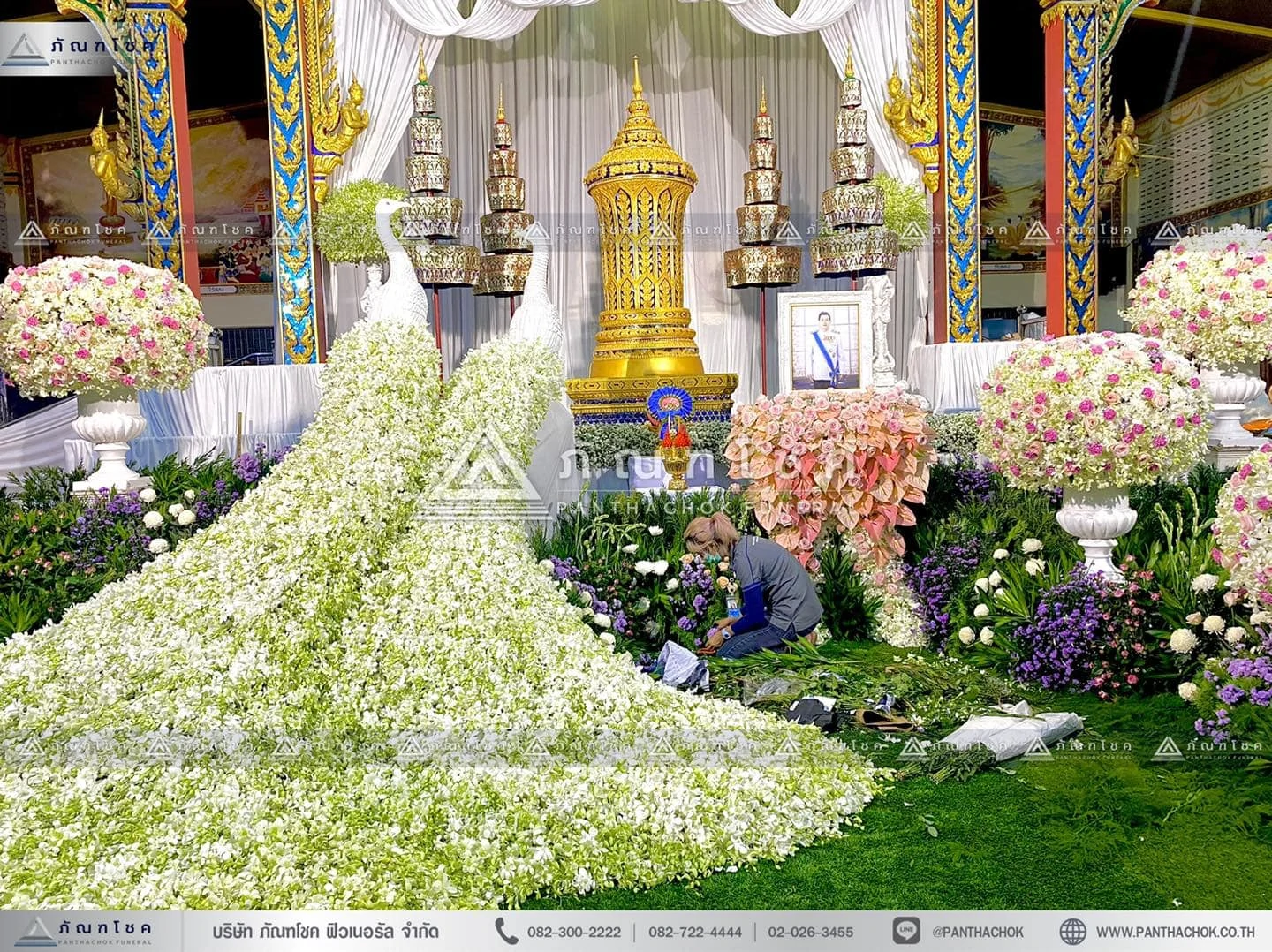 ดอกไม้หน้าโกศพระราชทาน โทนสีชมพู จัดงานศพสวยหรู สง่างาม สวนดอกไม้งานศพสวยๆ สวนหน้าศพ