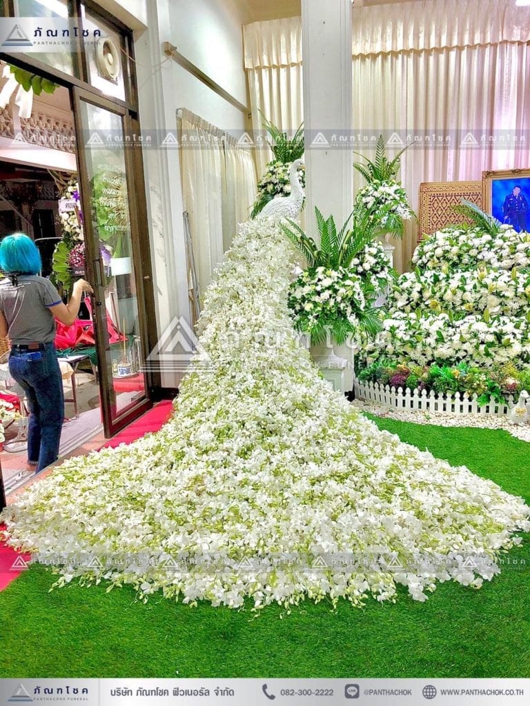 ดอกไม้งานศพแบบนกยูงและสวนหย้าศพ รูปแบบที่ 1 จัดสวนหน้าหีบศพ สวนหย่อมงานศพ ดอกไม้แสดงความอาลัย รับจัดงานศพ แพคเกจจัดงานศพ ดอกไม้หน้าศพสวยหรู