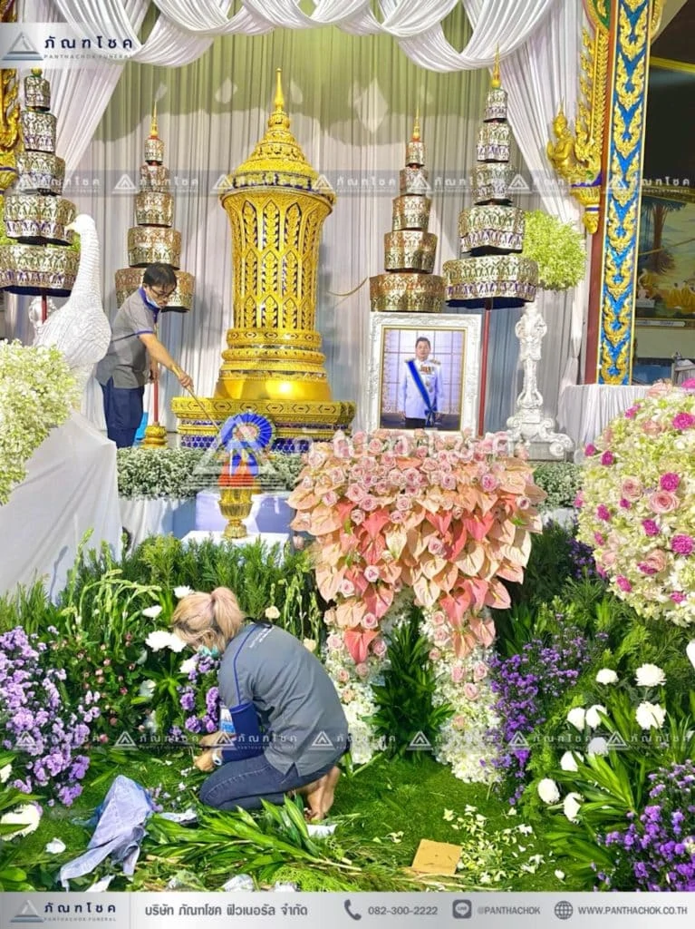 ดอกไม้หน้าโกศพระราชทาน โทนสีชมพู จัดสวนหน้าศพ สวนดอกไม้หน้าศพอลังการ