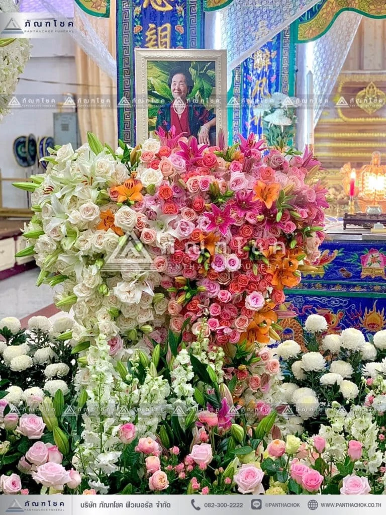 ดอกไม้หน้าหีบศพแบบจีน โทนสีขาว จัดงานศพแบบอลังการ สวนดอกไม้งานศพหรูหรา จัดสวนงานศพ ดอกไม้สวยๆ ครบวงจรงานศพ ดอกไม้งานศพกรุงเทพ