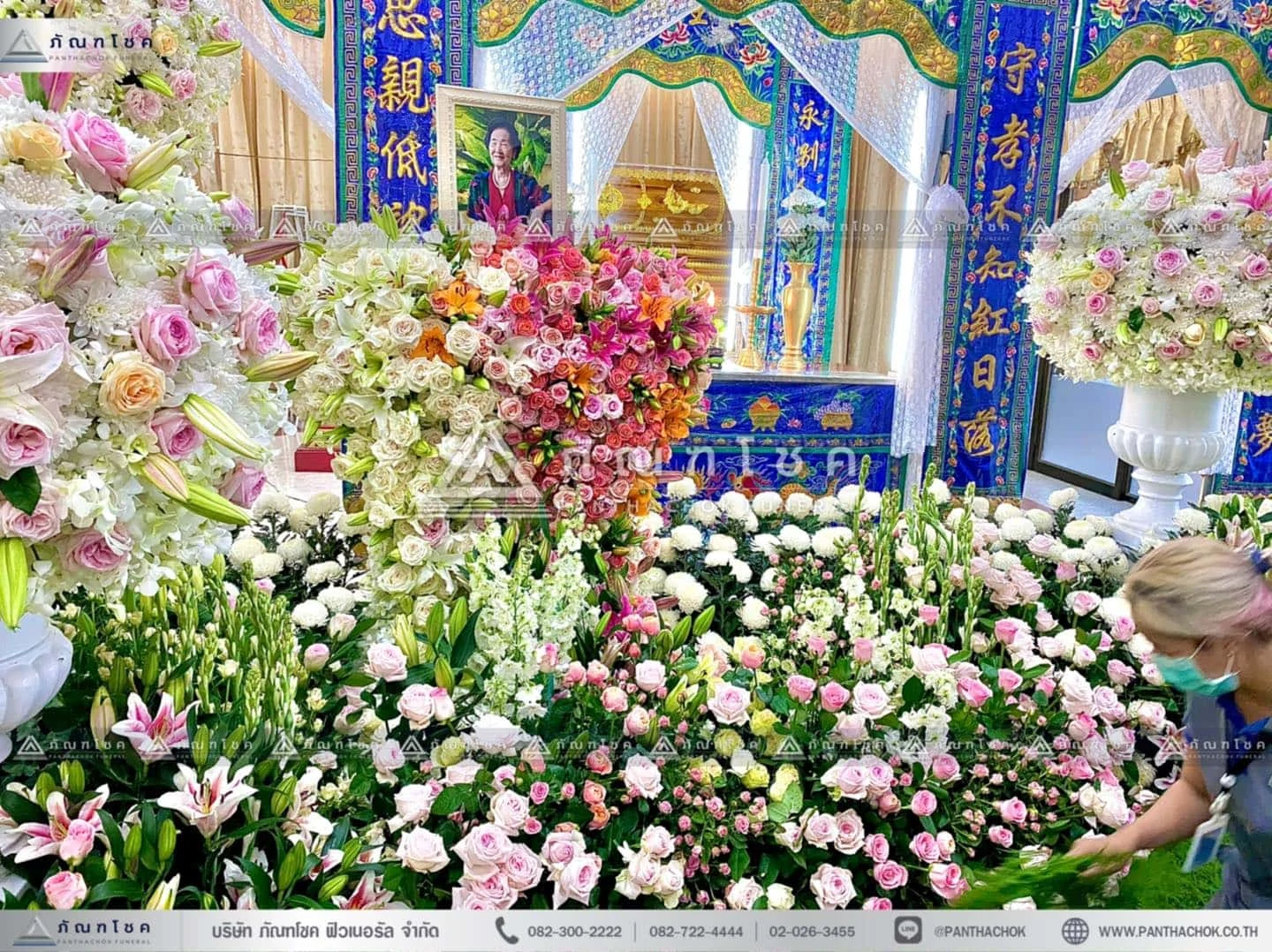 ดอกไม้หน้าหีบศพแบบจีน โทนสีขาว รับจัดงานศพกรุงเทพ ดอกไม้งานศพ จัดงานศพแบบเรียบง่าย ดอกไม้หน้าศพสวยๆ