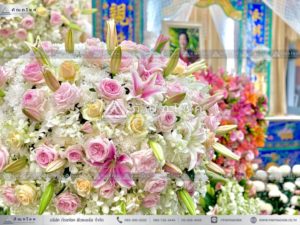 ดอกไม้หน้าหีบศพแบบจีน โทนสีขาว ดอกไม้หน้าฉากพิธีแบบจีน รับจัดงานศพต่างประเทศ ดอกไม้งานศพสวยๆ สวยดอกไม้หน้าศพอลังการ