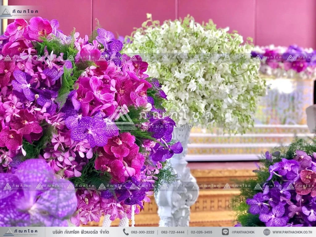 ดอกไม้งานศพแบบเรียบหรู โทนสีม่วง รับจัดงายศพสวยหรู ดอกไม้หน้าหีบศพ