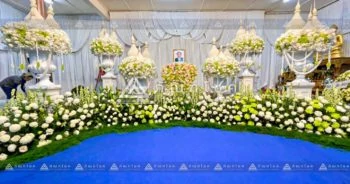 ดอกไม้หน้าศพไทยประยุกต์ สีขาวเขียว รับจัดงานศพแบบพุ่มมุก ดอกไม้ประดับหน้าศพแบบไทย พุ่มดอกไม้สดหน้าศพขนาดใหญ่ ดอกไม้งานศพสีขาว