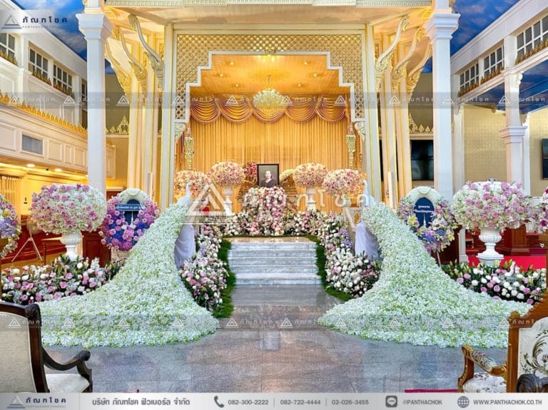 ดอกไม้หน้าหีบหรูหราประดับนกยูง