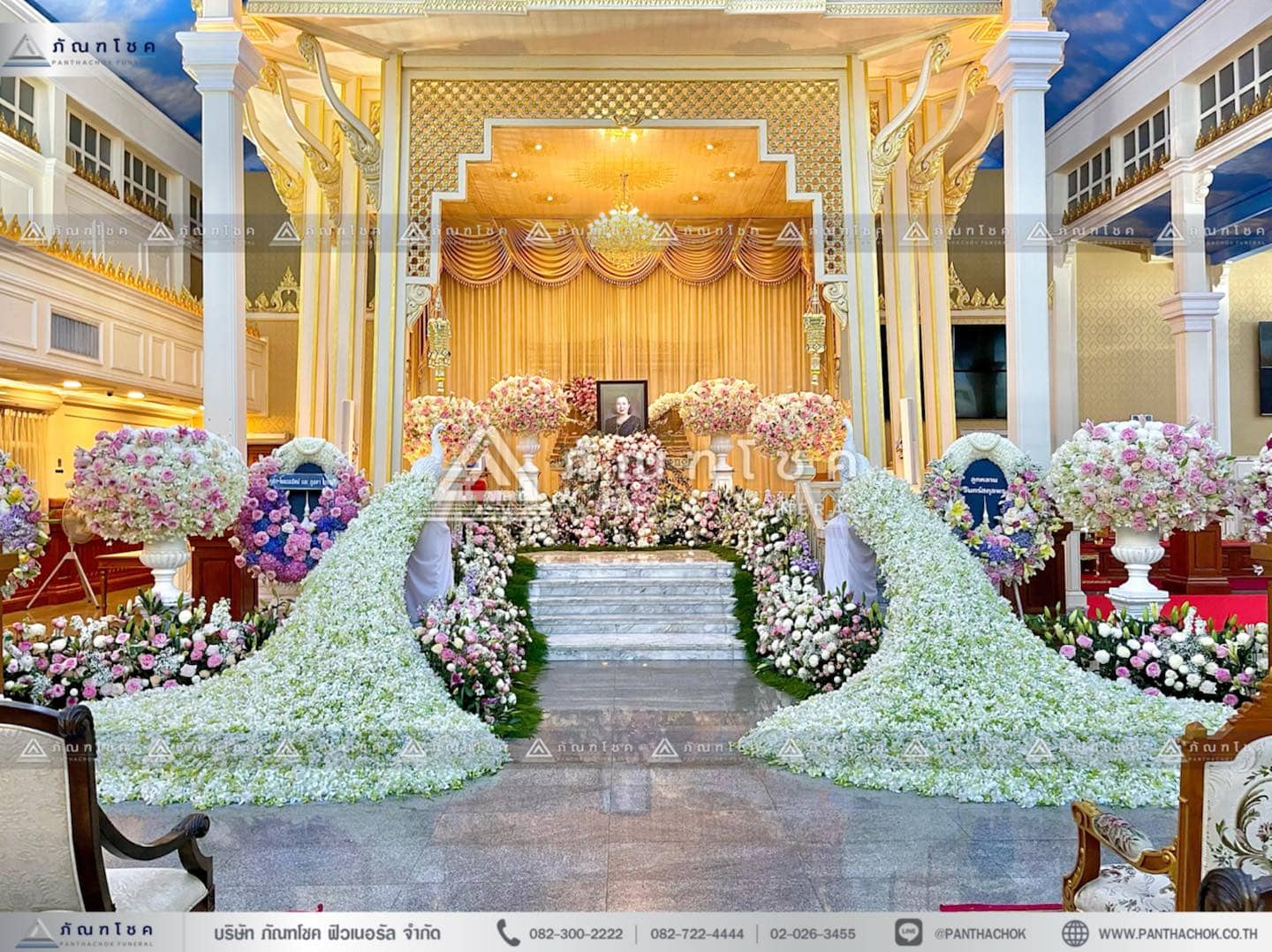 ดอกไม้หน้าหีบหรูหราประดับนกยูง