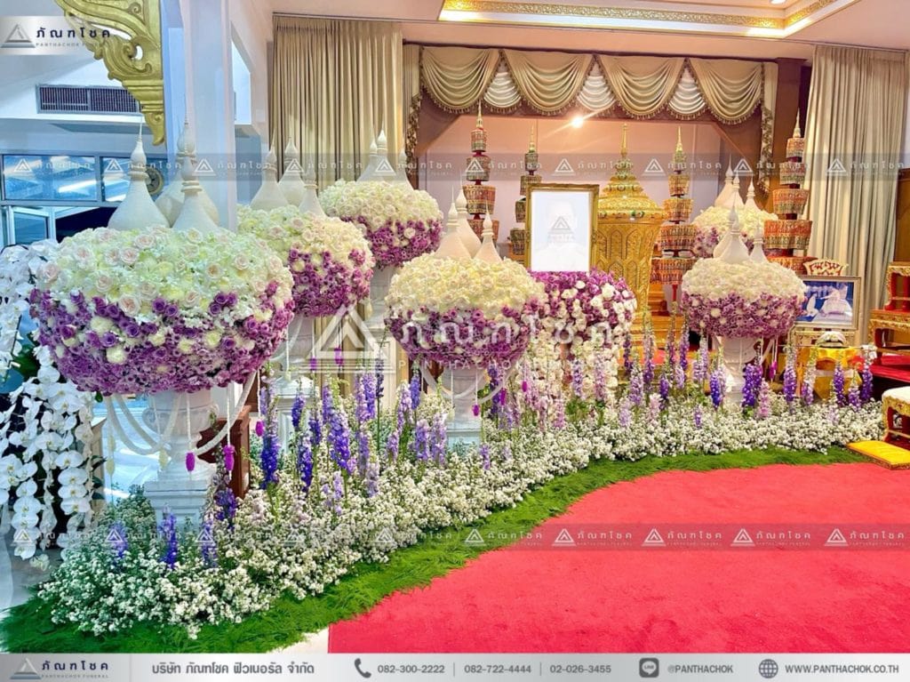 ดอกไม้แบบพุ่มสีม่วงหน้าโกศพระราชทาน 57 ดอกไม้แบบพุ่มสีม่วงหน้าโกศ รับจัดดอกไม้หน้าโกศพระราชทาน ดอกไม้หน้าศพสวยหรู ดอกไม้งานศพมีขาว-ม่วง