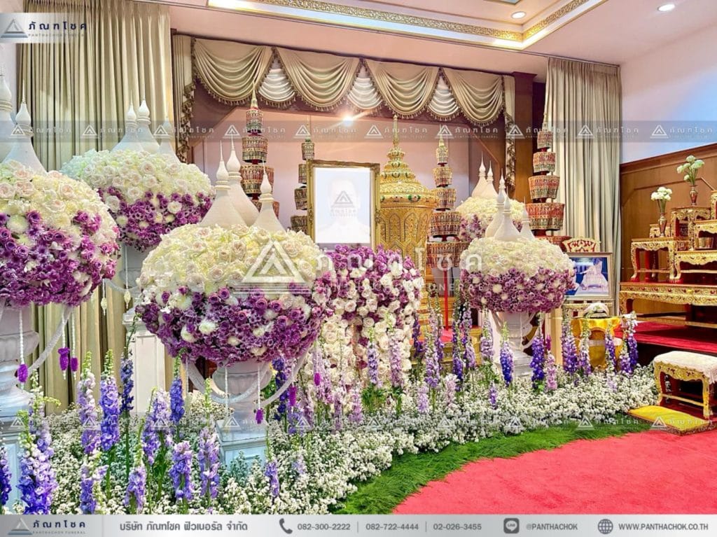 ดอกไม้แบบพุ่มสีม่วงหน้าโกศพระราชทาน 55 ดอกไม้แบบพุ่มสีม่วงหน้าโกศ รับจัดดอกไม้หน้าโกศพระราชทาน ดอกไม้หน้าศพสวยหรู ดอกไม้งานศพมีขาว-ม่วง