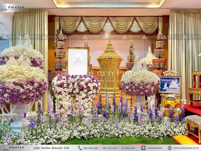 ดอกไม้แบบพุ่มสีม่วงหน้าโกศ รับจัดดอกไม้หน้าโกศพระราชทาน ดอกไม้หน้าศพสวยหรู ดอกไม้งานศพมีขาว-ม่วง