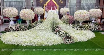 ดอกไม้หน้าหีบสีขาวประดับนกยูง จัดดอกไม้งานศพสวยหรู ดอกไม้งานศพนกยูง สวนดอกไม้หน้าศพ ดอกไม้หน้าหีบและสวน