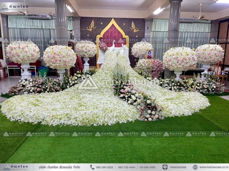 ดอกไม้หน้าหีบสีขาวประดับนกยูง จัดดอกไม้งานศพสวยหรู ดอกไม้งานศพนกยูง สวนดอกไม้หน้าศพ ดอกไม้หน้าหีบและสวน