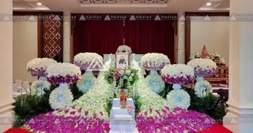 ดอกไม้งานศพนกยูง แบบโมเดิร์น ดอกไม้หน้าศพแบบพุ่มสีม่วง ดอกไม้ประดับหน้าหีบสีม่วง จัดงานศพเรียบหรู