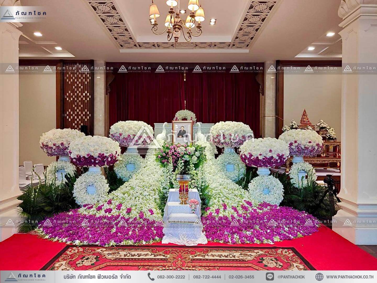 ดอกไม้งานศพนกยูง แบบโมเดิร์น ดอกไม้หน้าศพแบบพุ่มสีม่วง ดอกไม้ประดับหน้าหีบสีม่วง จัดงานศพเรียบหรู