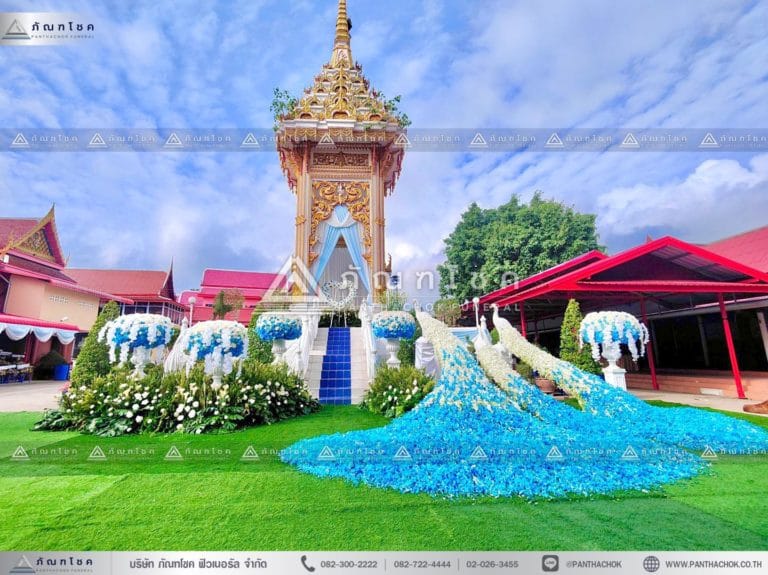 ดอกไม้หน้าเมรุอยุธยา ดอกไม้งานศพโทนสีฟ้า นกยูงประดับหน้าศพ ดอกไม้งานศพนกยูง ดอกไม้งานศพสวยหรู