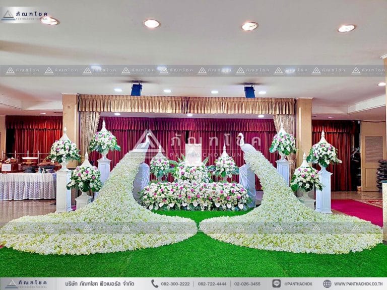 ดอกไม้งานศพแบบนกยูงสง่างาม ดอกไม้หน้าษพสีขาวสวยๆ ดอกไม้งานศพคนดัง นกยูงงานศพ